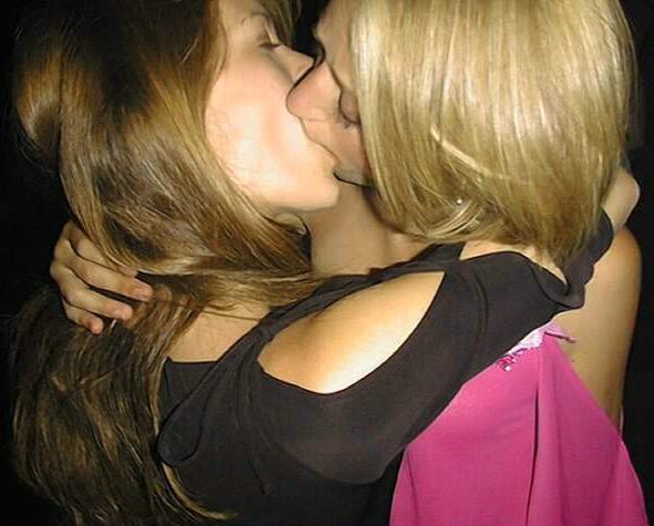 copine coquine qui s'embrassent